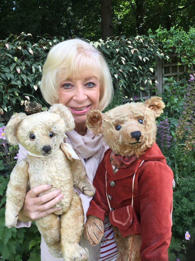 18 Sue Pearson. Antique Bear Collector