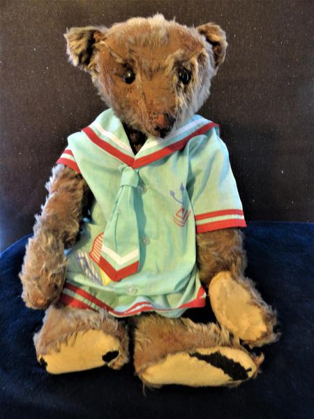 Keely Brown. Antique Bear Collector